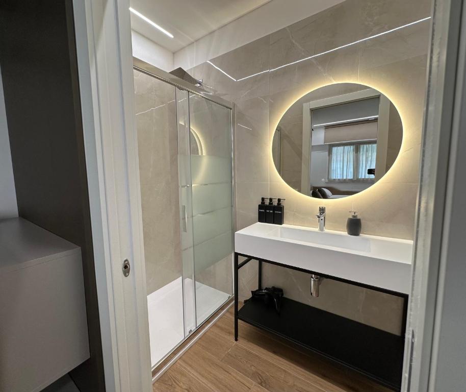 Bagno elegante, doccia ampia, pulizia impeccabile